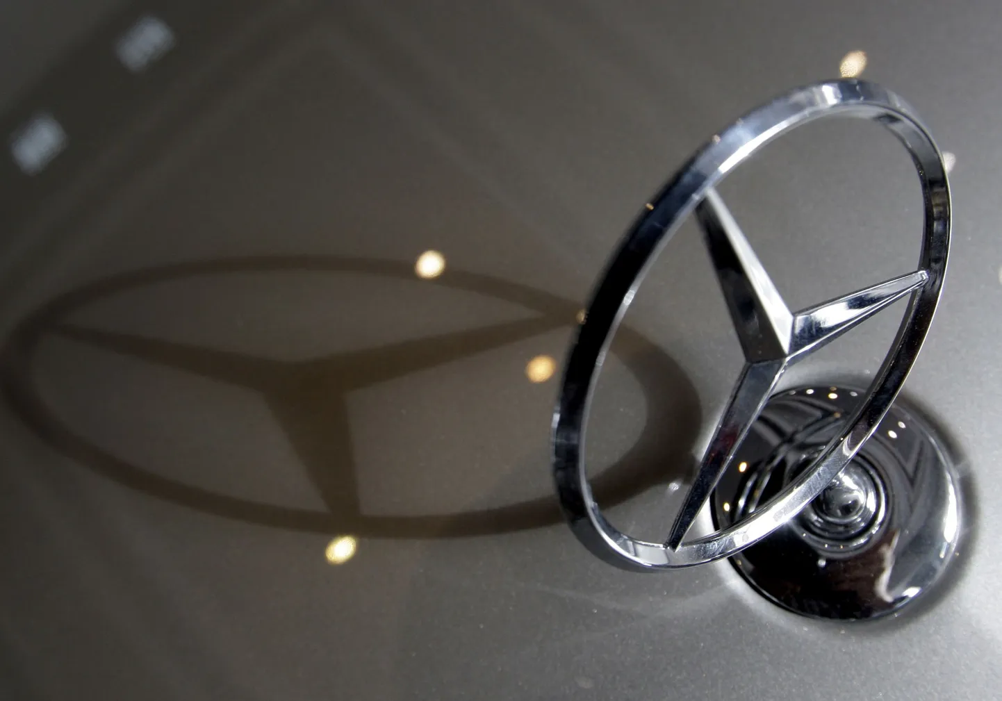 Логотип Mercedes.