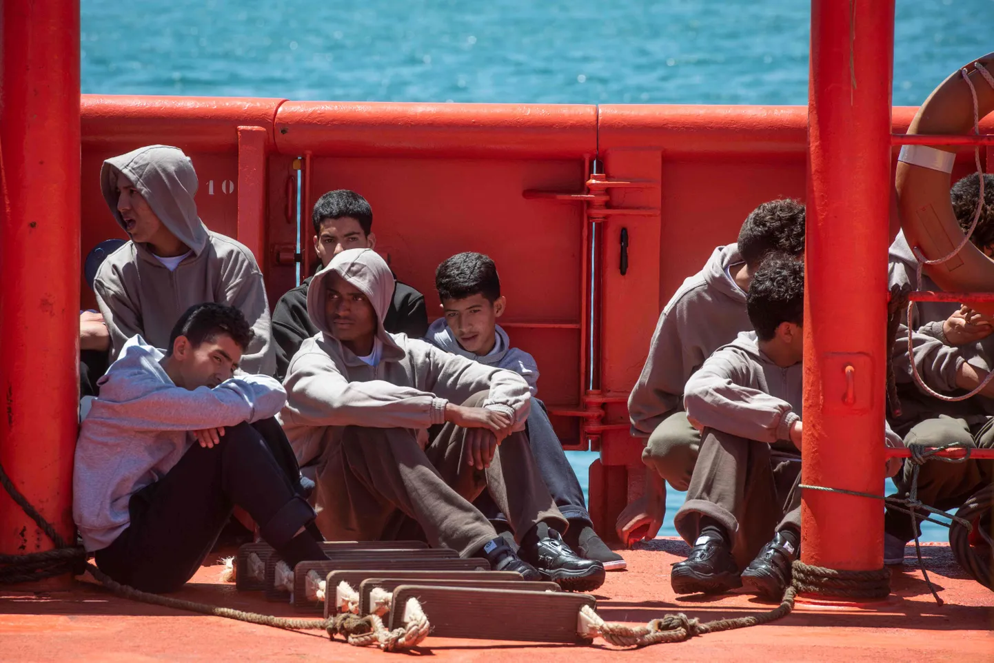 Noored migrandid Hispaania päästelaeval.