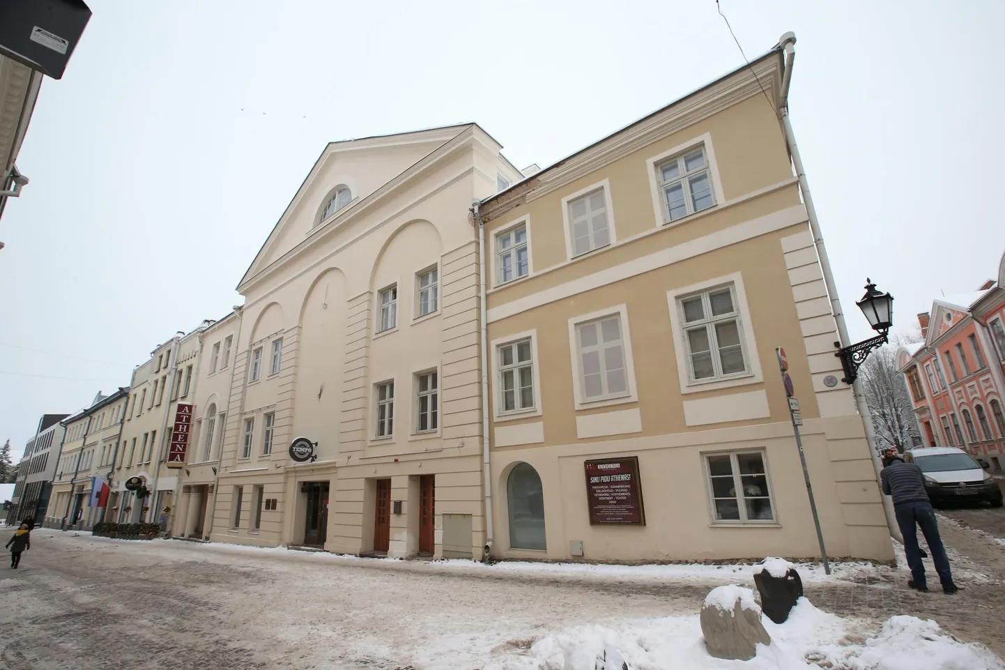 Tartu luterlik Peetri kool kolib uuel õppeaastal praeguse ettevõtluskõrgkooli Mainor ruumidest vanalinna endise Athena keskuse ruumidesse. Ka keskuse endisest restoranist Volga saab koolimaja.