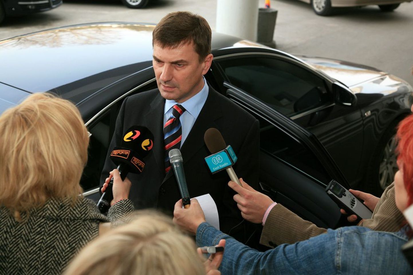 Peaminister Andrus Ansip ajakirjanike piiramisrõngas.