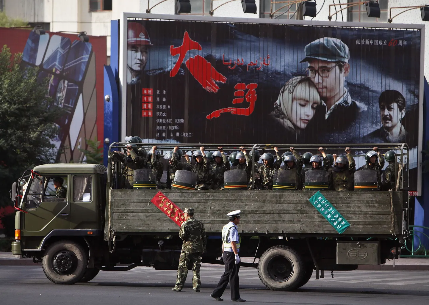 Hiina sõdurid ootavad sõitu uiguuride piirkonna pealinna Ürümqi.