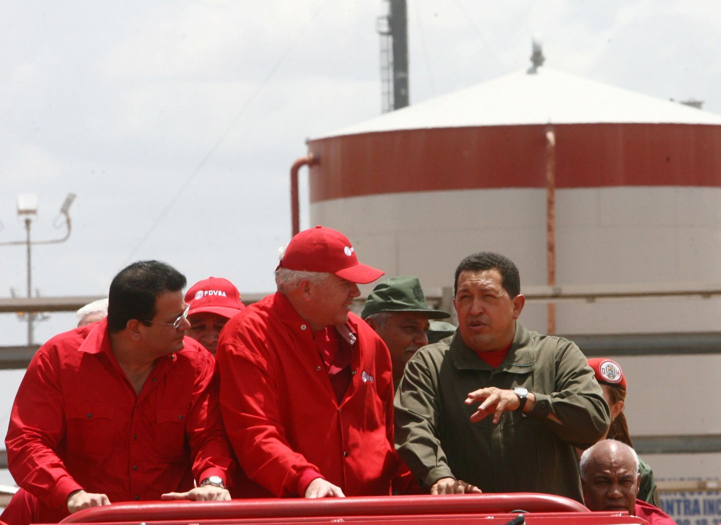 Venezuela president Hugo Chávez (paremal) koos nafta- ja energiaministri Rafael Ramírezega hiljuti riigistatud gaasikompressorjaamas töölistega kohtumas.