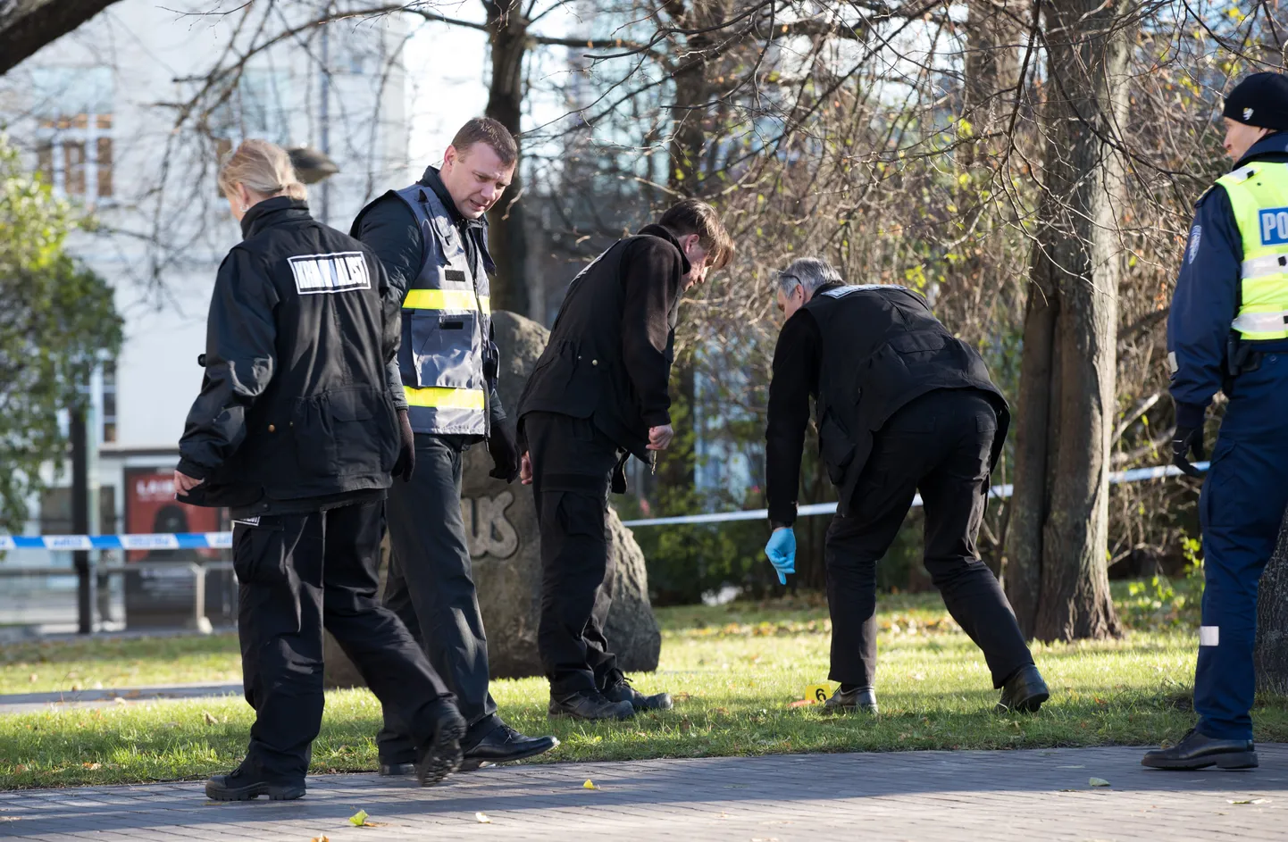 Politsei tulistas Tallinnas Vabaduse väljakul noaga vehkinud meest.