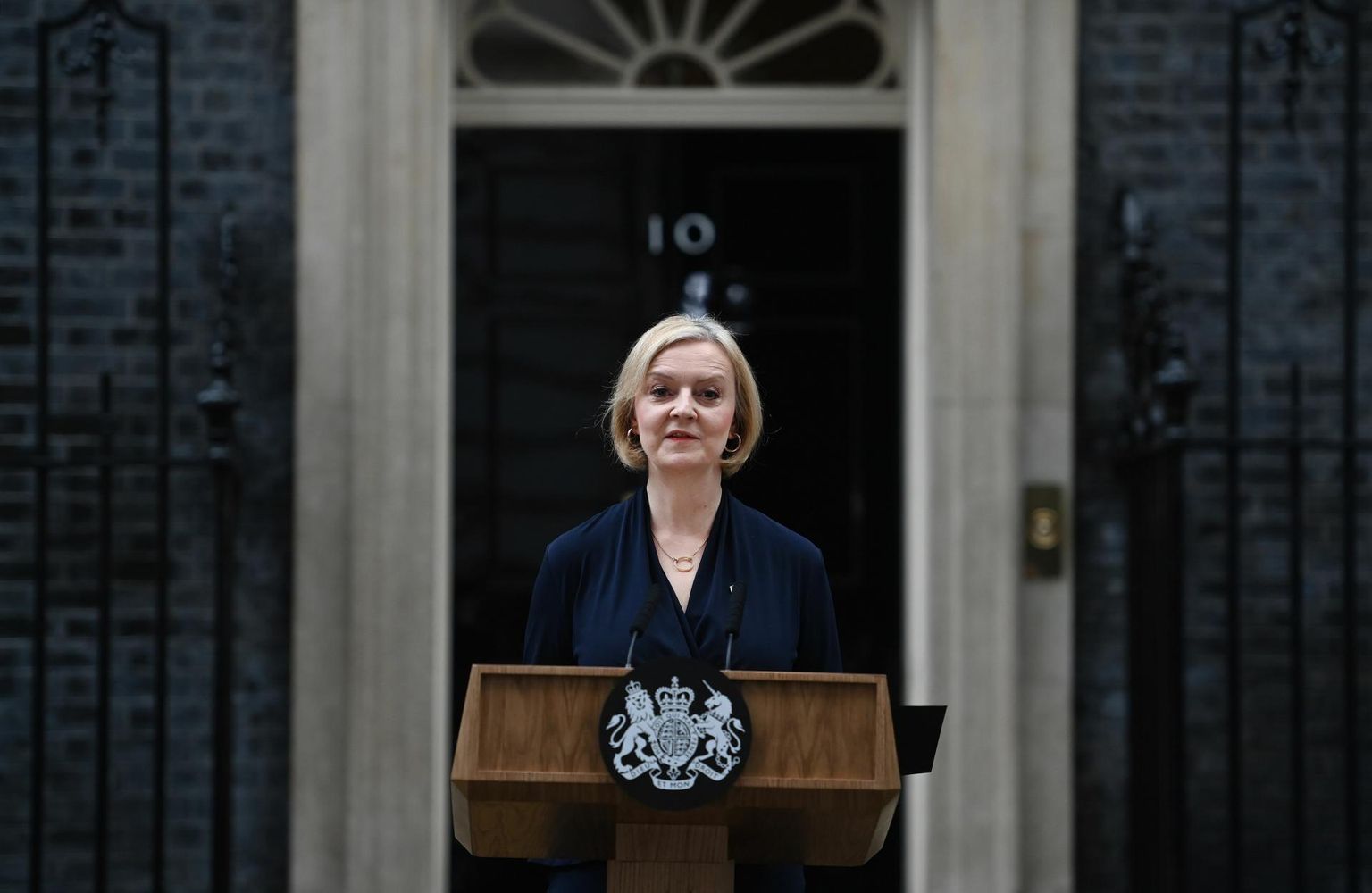 Liz Truss teatas eile päeval lühikeses sõnavõtus Londonis oma ametiresidentsi ees Briti peaministri kohalt tagasi astumisest. Valitsusjuht jõudis ta olla 44 täispikka päeva, olles sellega kõige lühemalt Ühendkuningriigi peaministri ametis olnud poliitik. 