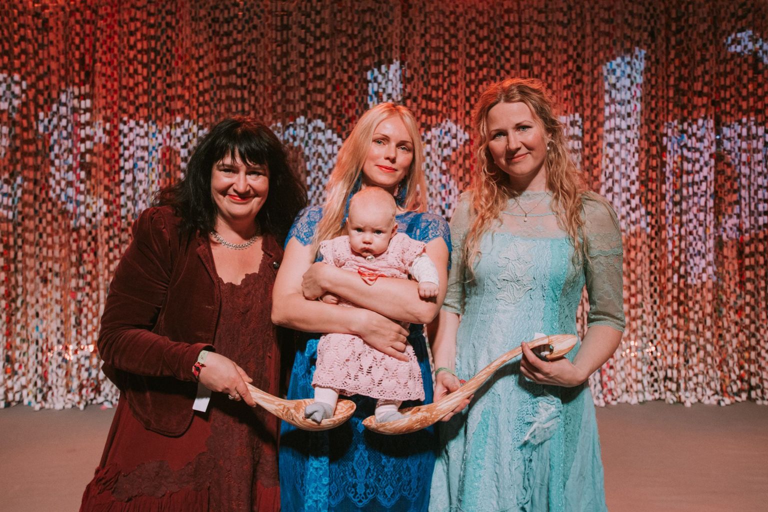 Naised Köögis liikmed Kairi Leivo, Kristiina Ehin tütrega ja Katrin laidre.