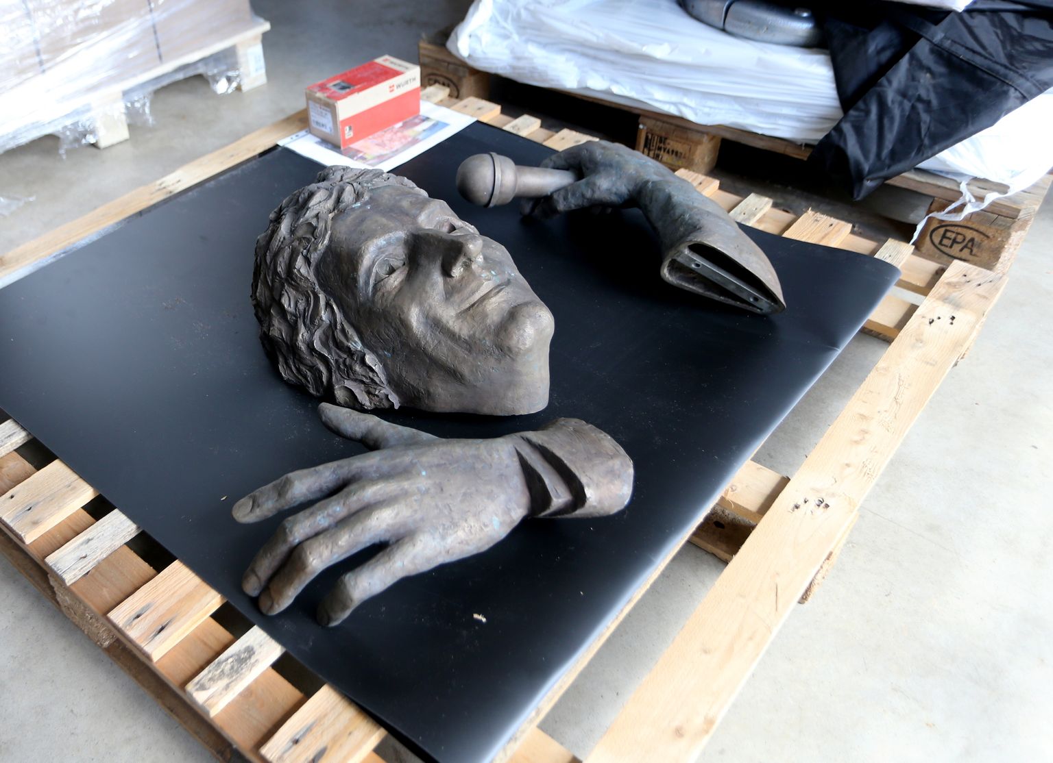Руки и голова разобранной скульптуры добрались до Эстонского национального музея.