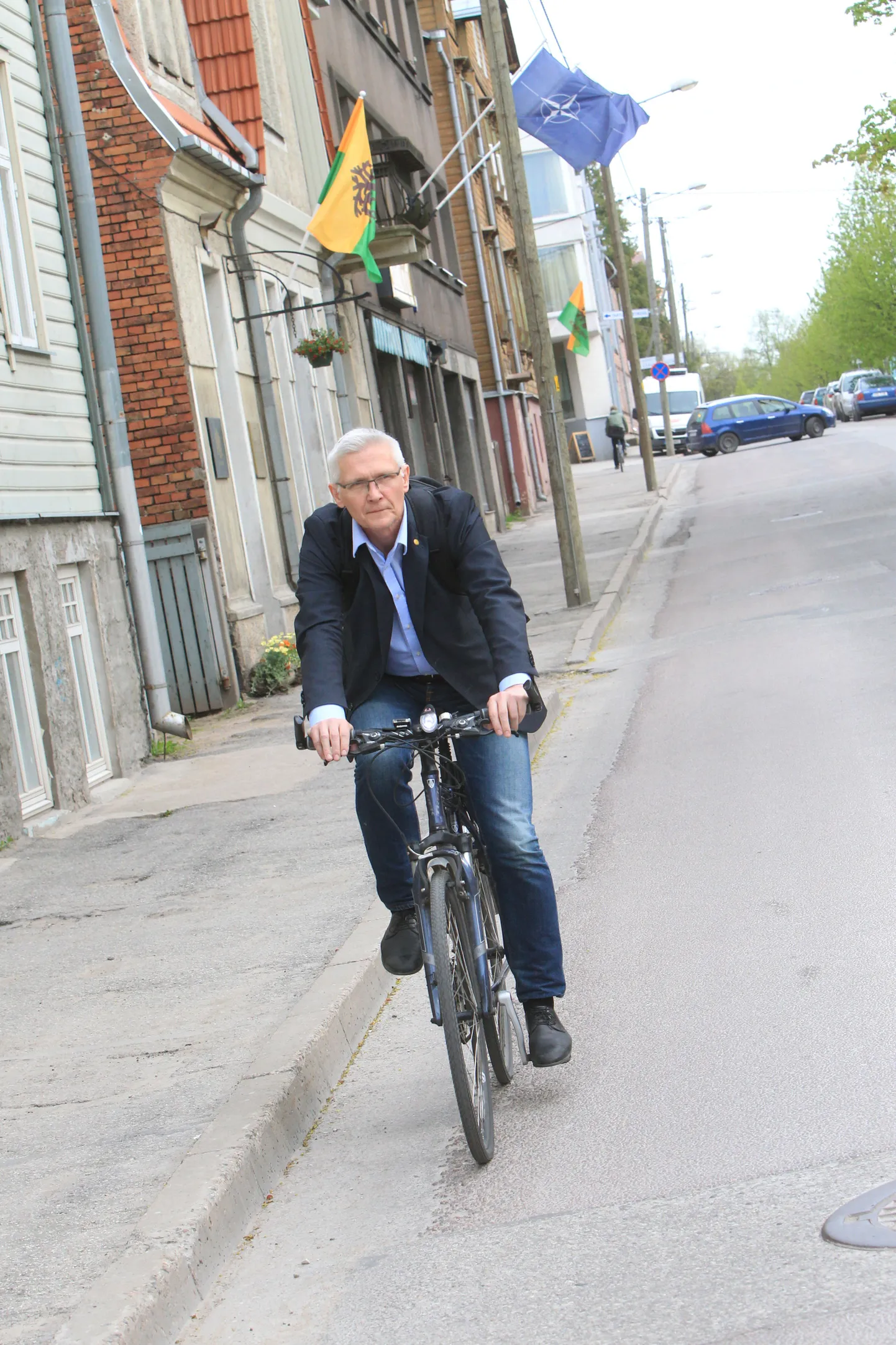 Tartu linnavalitsuse haridusosakonna asejuhataja, kesk- ja kutsehariduse peaspetsialist, Karlova seltsi juhatuse liige, Eesti kirjanduse seltsi esimees Toomas Liivamägi (56) ajab asju jalgrattal, eriti praegu, kui on järjekordsed Karlova päevad. Hetkel on ta möödunud Anna Edasi kohvikust, millel on Karlova lipp. Taamal lehvivad ühe omapärase karlovlase rõdul Nato lipud.