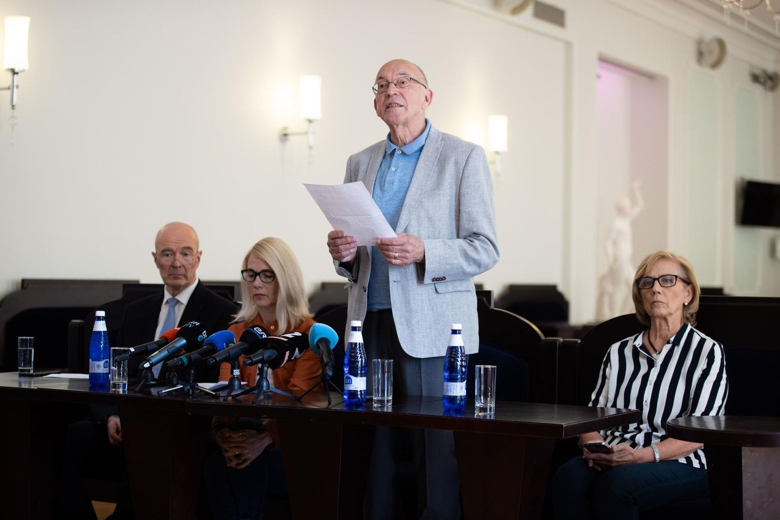 Rahvusooper Estonia nõukogu, pildil vasakult Ivari Ilja, Helle-Moonika Helme ja eile tagasiastumisest teatanud nõukogu esimees Arne Mikk ja Urve Tiidus.