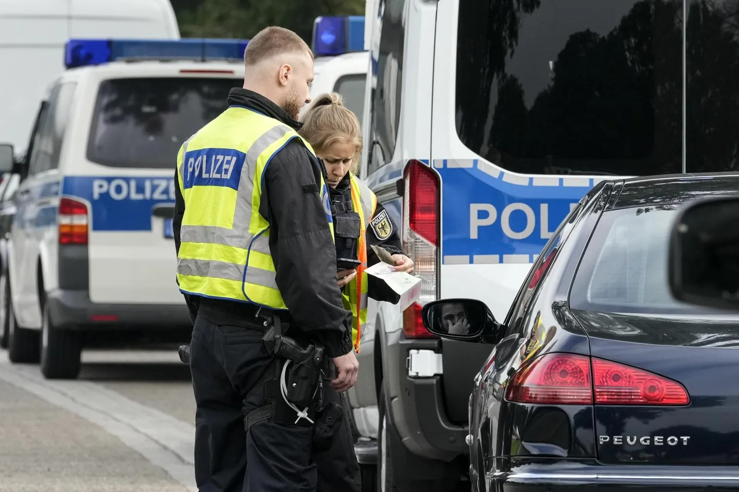 Saksamaa politsei Aacheni lähistel kontrollimas üle Belgia piiri tulnud autosid.