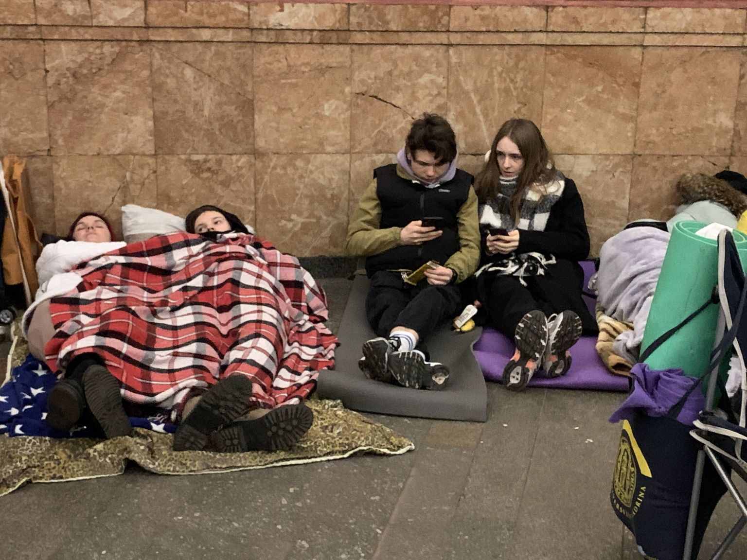 Новости киева самые. Люди в Киевском метро. Люди в метро в Киеве. Люди живут в метро в Украине.