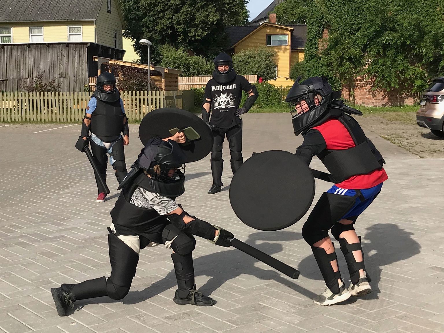 Treeningute käigus õpivad noored ajaloolisi mõõgavõitlustehnikaid, kaitserüüsid, relvi ja ajalugu, osalevad rahvusvahelistel sportliku pehmikmõõga võistlustel ning seikluslikes rollimängudes.