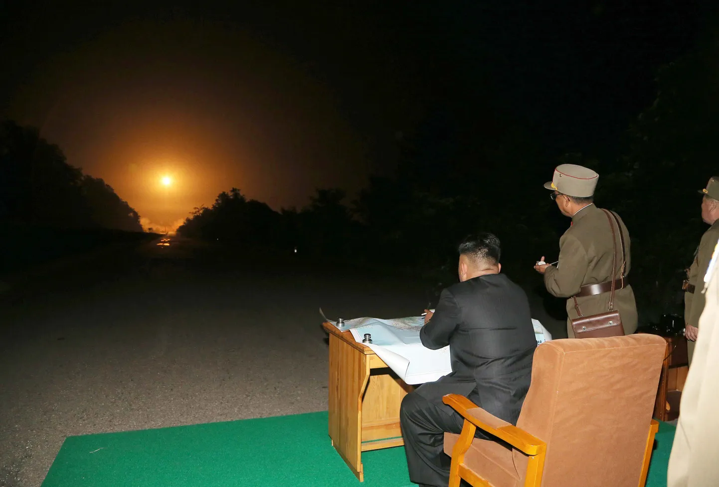 Põhja-Korea liider Kim Jong-un jälgimas juunikuist raketikatsetust.