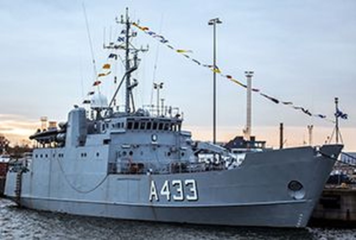 Mereväe staabi- ja toetuslaev Wambola.