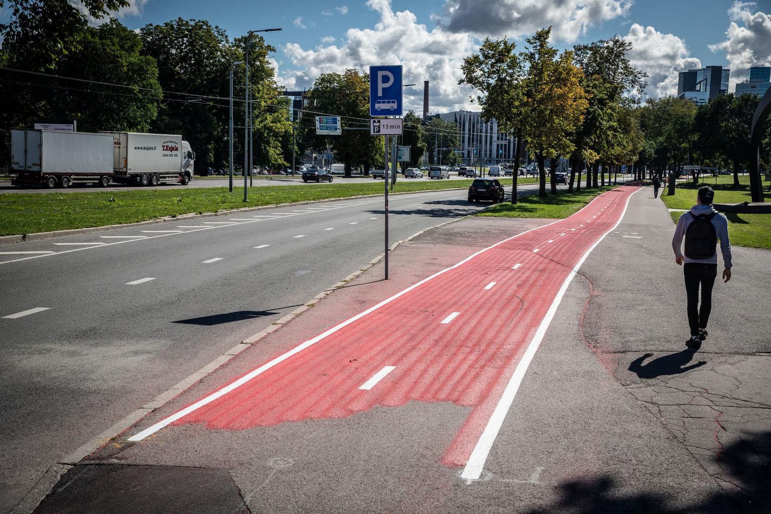 Järjekordseks hoobiks Tallinna transpordivõrgu mainele olid äsja rajatud, kuid kehva kvaliteediga veripunased rattateed Tallinna kesklinnas.
