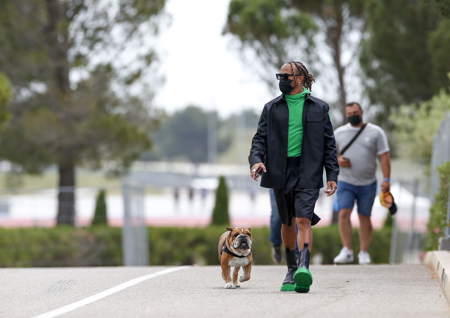 Lewis Hamilton koos oma koeraga.