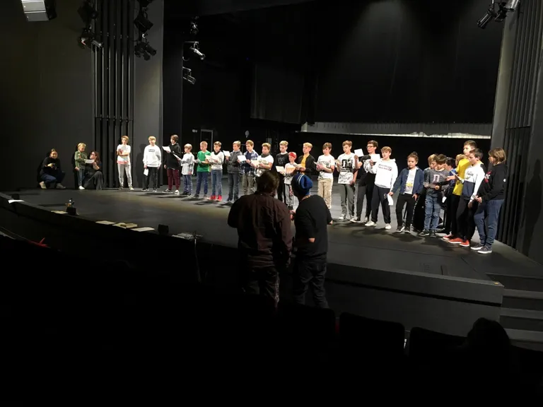 Casting'u lõppvooru jõudis 24 poissi, kellest etendusse valiti kaks nimiosatäitjat ning 15 vaestemaja ja röövlikamba last.