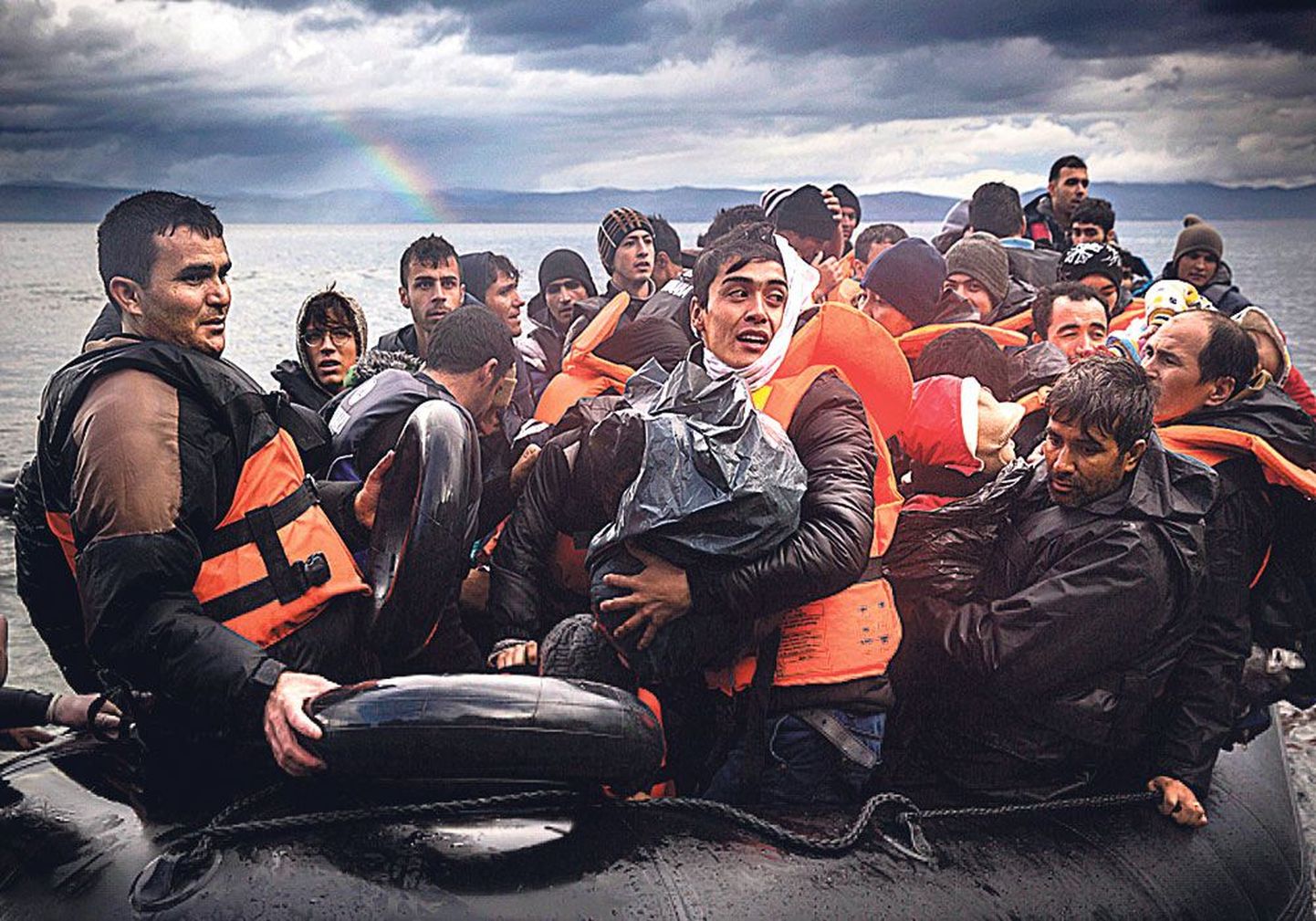 Мигранты, прибывшие на греческий остров Лесбос.