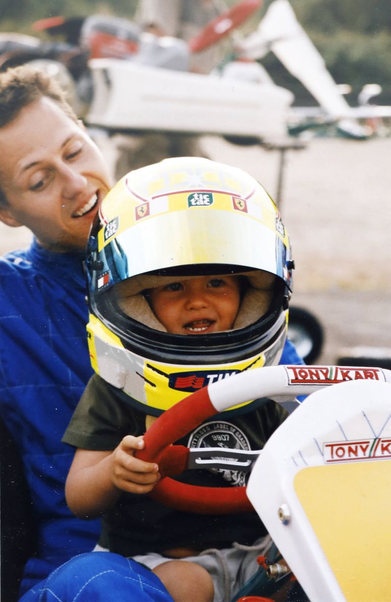 Михаэль Шумахер вместе с сыном Миком, который также стал гонщиком, когда вырос.