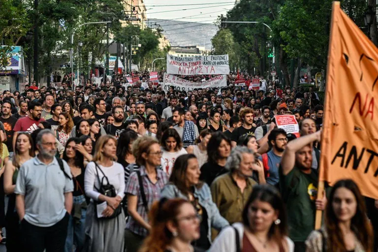 Тысячи людей на демонстрации против политики ЕС и греческого правительства после смертоносного кораблекрушения.