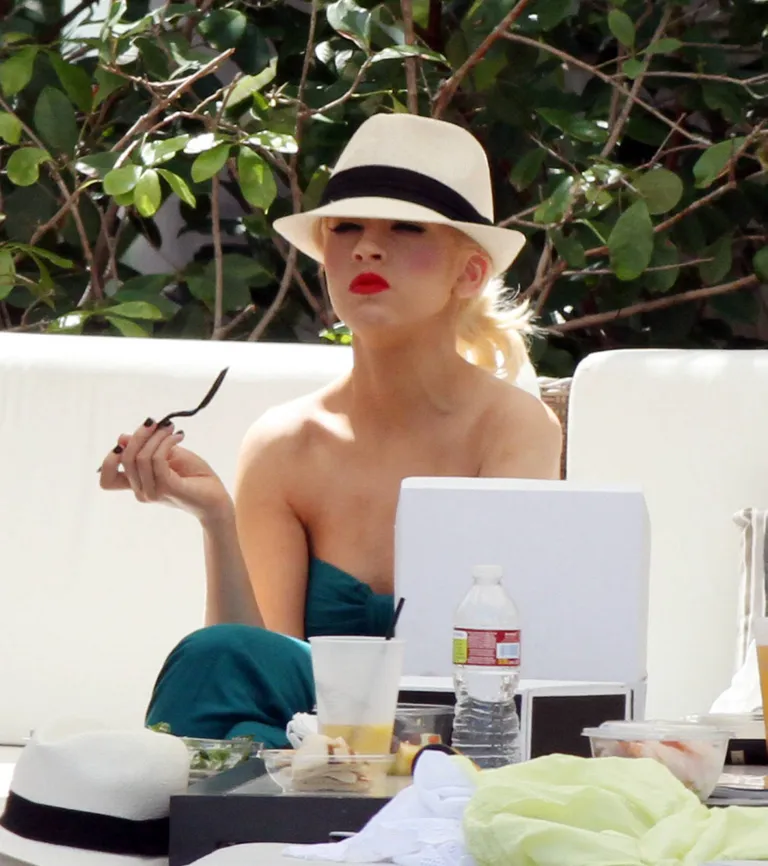 Christina Aguileral on paksu meigiga rannas raske olla.