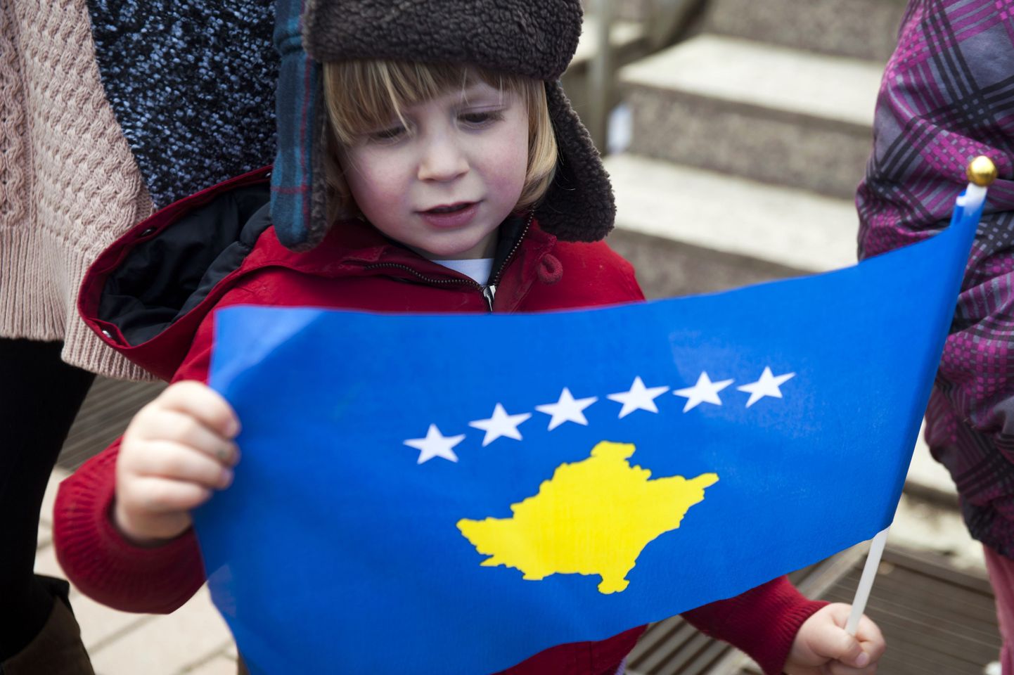 Laps Kosovo lipuga riigi pealinnas Prištinas.