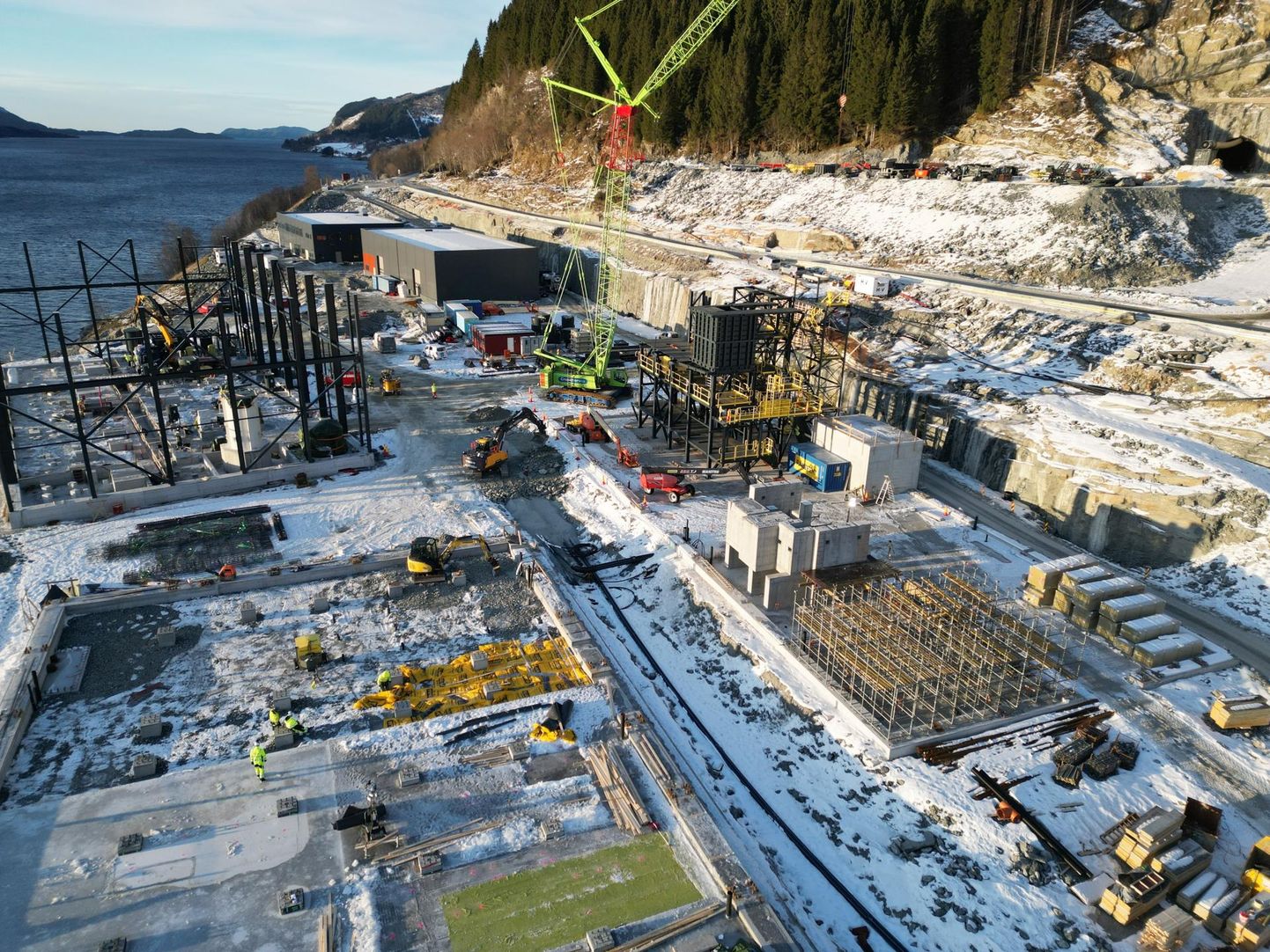 Pildil all vasakul oleval maa-alal Norras on vundament juba valmis ning sinna hakkab VMT Tehased püstitama vääriskivide kaevanduse rikastustehast.