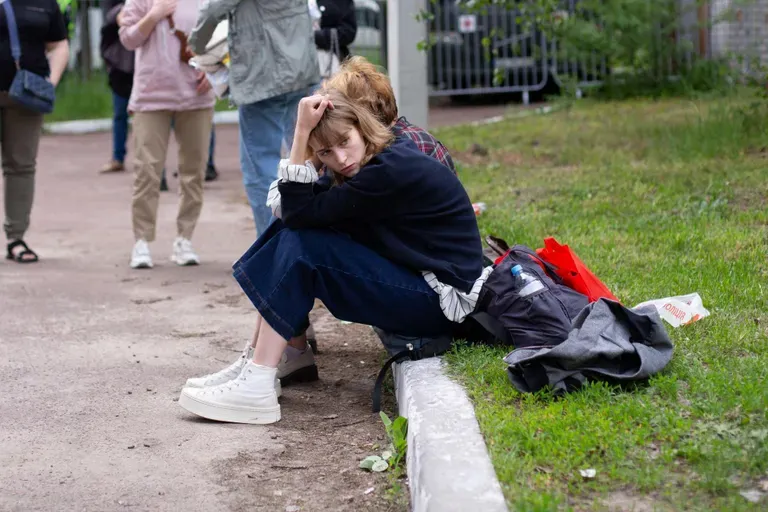 Украинцы, пришедшие на поиски пропавших близких, устали, расспрашивая освобожденных солдат.