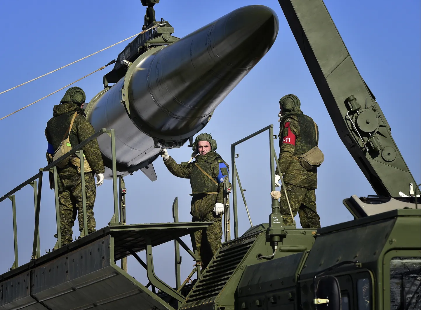 Загрузка квазибаллистической ракеты в ракетную установку "Искандер-М" во время учений ракетно-артиллерийских частей 5-й армии Восточного военного округа России на полигоне в Уссурийске, 2016 год.
