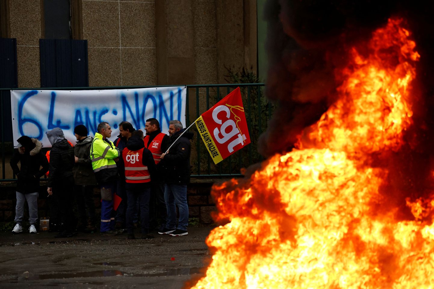 Prantsuse energiavaldkonna töölised streikimas koos sadamatöötajatega Saint-Nazaire'i sadamas.
