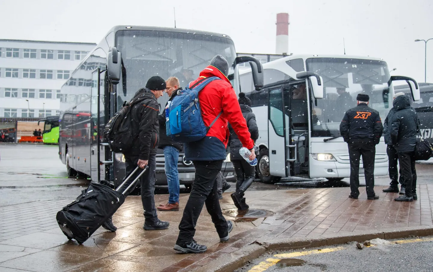 Reede pärastlõunal väljusid Tallinnast Ukrainasse eribussid, et sealt sõjale jalgu jäänud ära tuua.  FOTO: Mihkel Maripuu