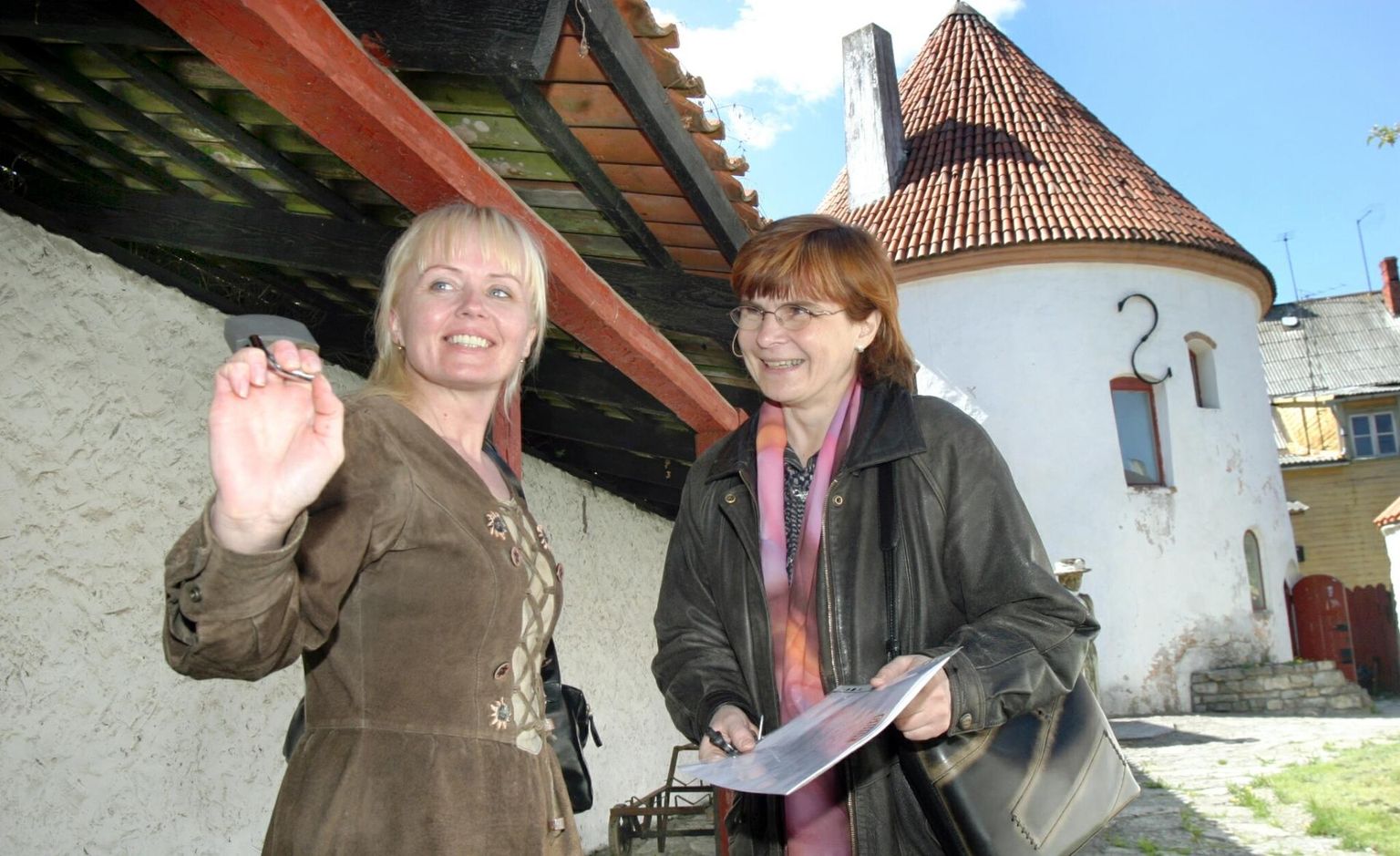 Üks elavamaid perioode Punase torni lähimine­vikus oli siis, kui seal toimetasid Riina Soon (vasakul) ja Ülle Ariko. Foto 17. mai 2004.