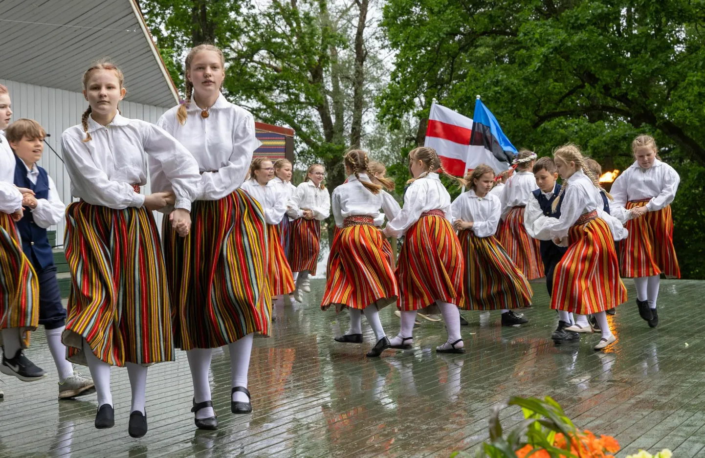 Põhja-Sakala valla kolmas laulu- ja tantsupidu "Põimides oma rada".