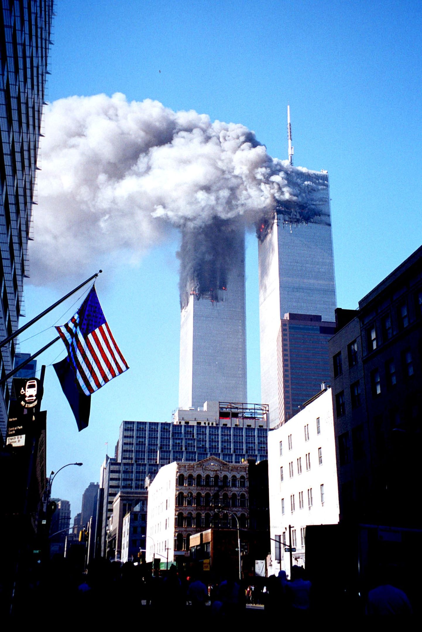 11. septembril 2001 ründasid terroristid lennukitega New Yorgis Maailma Kaubanduskeskuse kaksiktorne, mis süttisid ja varisesid