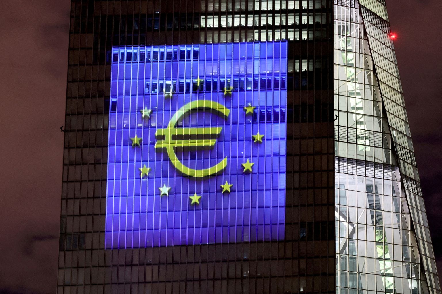 Euro tähis ja Euroopa Liidu lipp: Euroopa keskpank peab täna kriisikoosolekut
