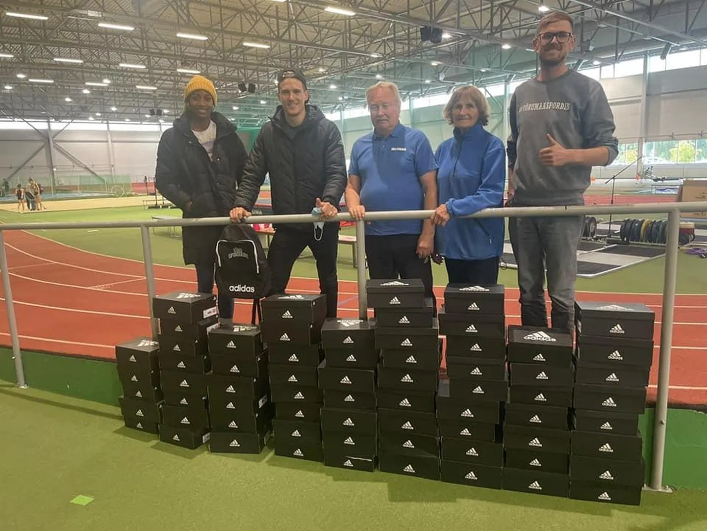 Shaunae Miller-Uibo (vasakult), Maicel Uibo, Võru spordikooli treenerid Heini Allikvee ja Helju Rakaselg ning Võru spordikooli direktor Karel Saarna
