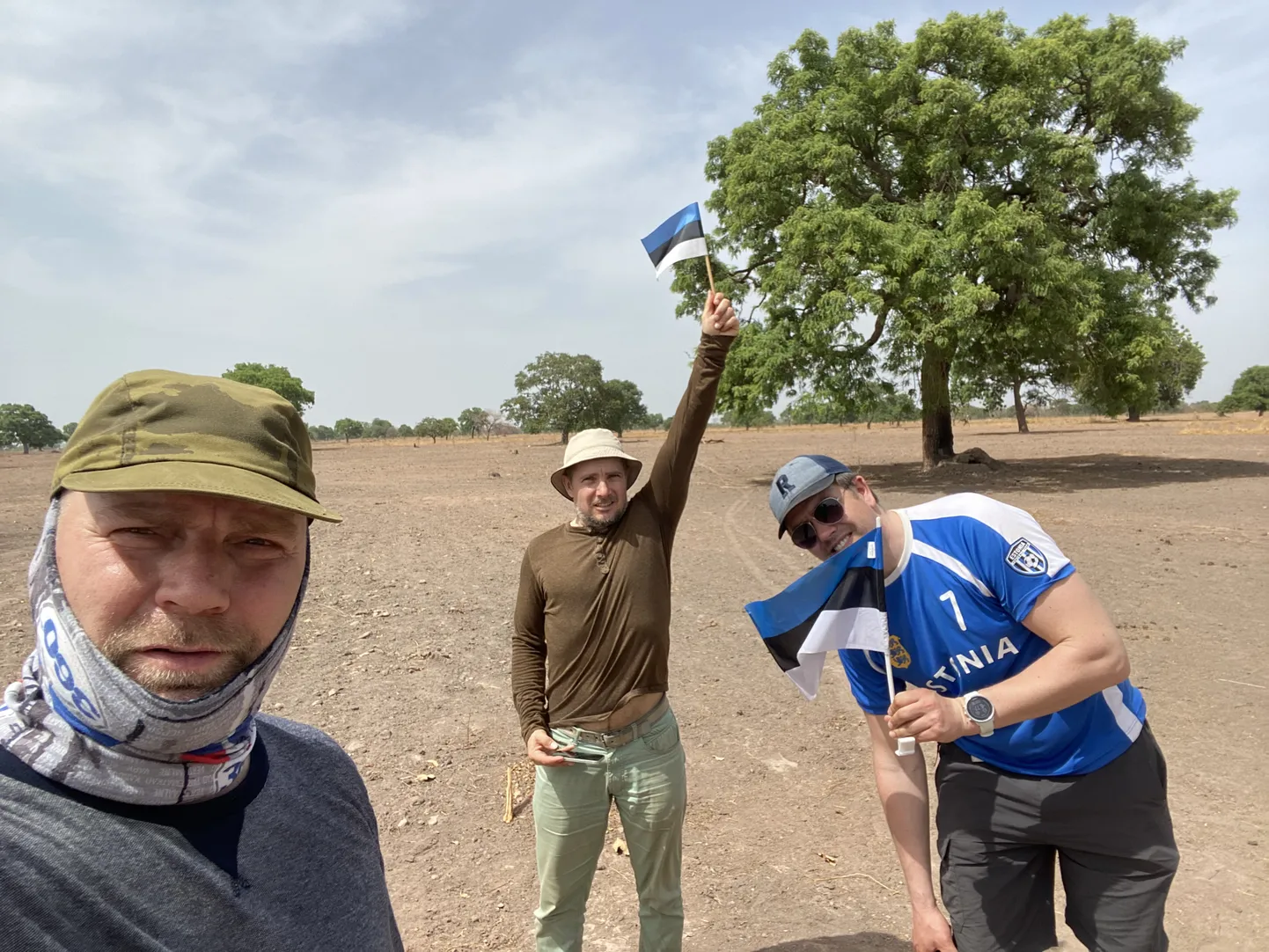 REISISELLID Andres Karu (selfitab), Aare Hommik ja Marten Pikaru Gambia kõrgeimas punktis. See oli koguni 80 meetrit üle merepinna, keset “ei midagit” suure puu juures.