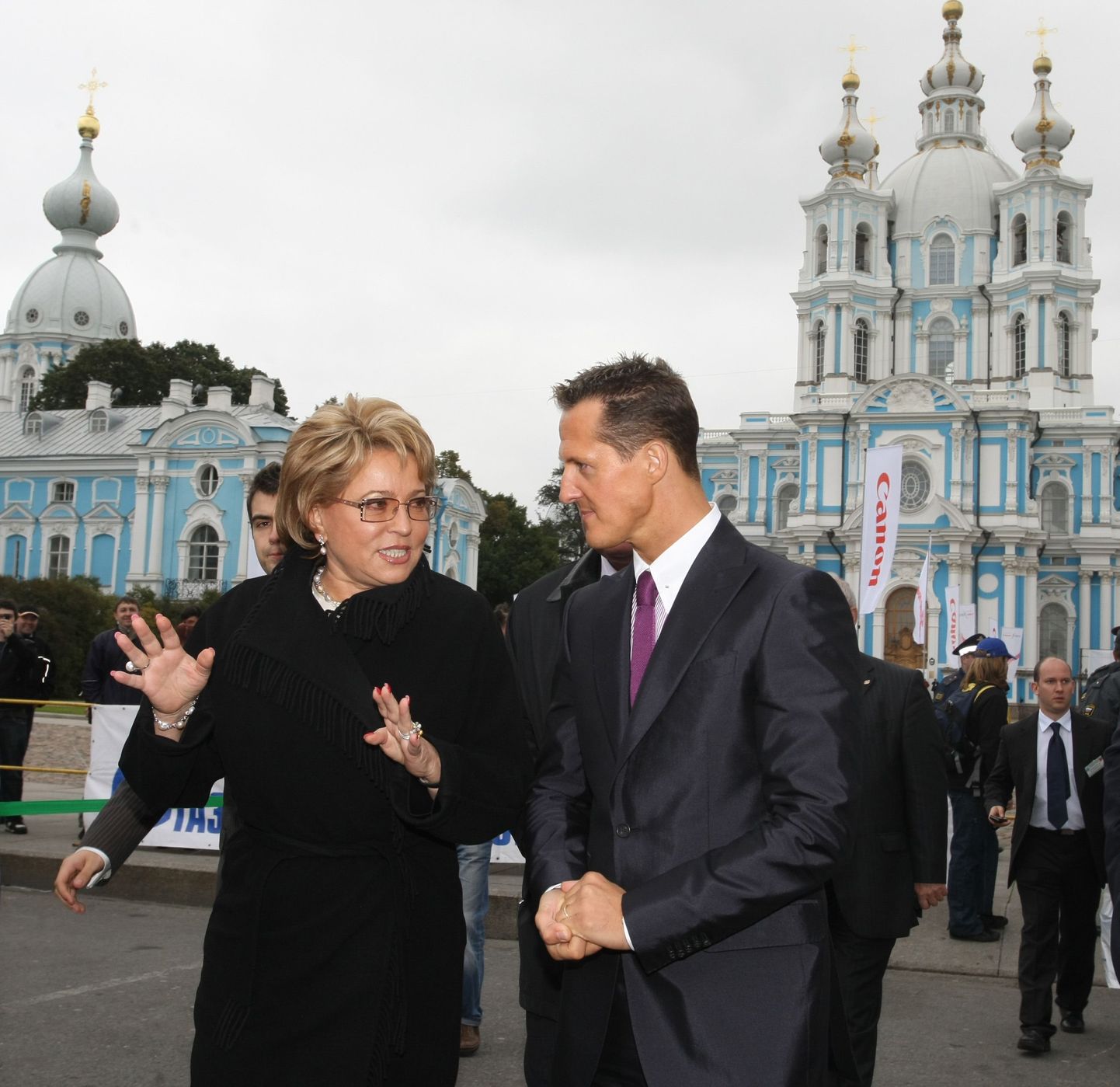 Peterburi kuberner Valentina Matvijenko koos vormel-1 seitsmekordse maailmameistri Michael Schumacheriga.