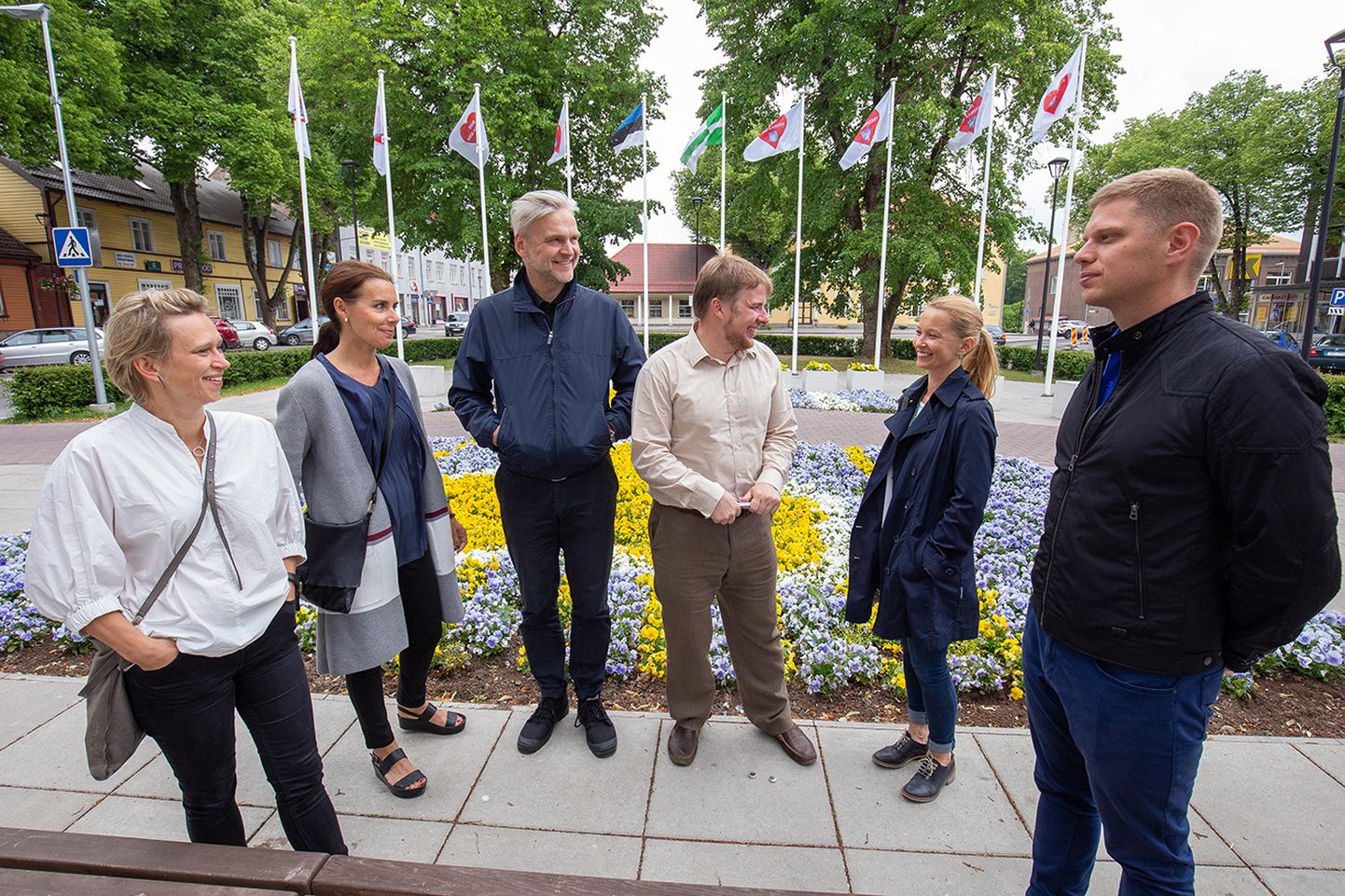 Ad Angelsi loovmeekond koosseisus (vasakult) Kärt Villmann, Kädi Kaasikmäe, Veiko Tammjärv ja Annika Avikson kirjeldavad Maiko Keskülale ja Priit Värgile oma pilti Paide linnast.