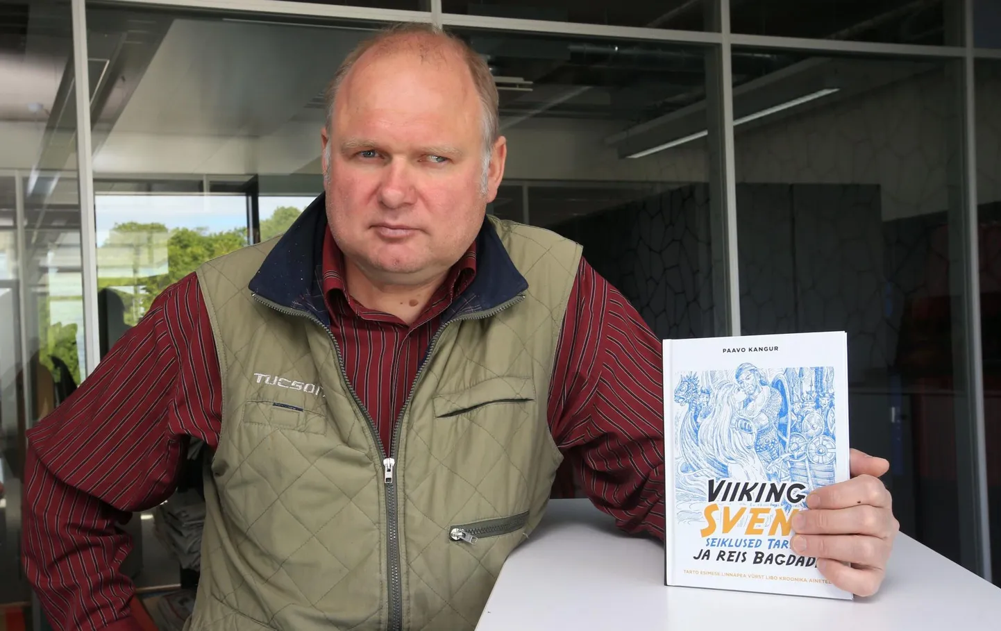 Paavo Kangur oma raamatuga «Viiking Sveni seiklused Tartos ja reis Bagdadi».