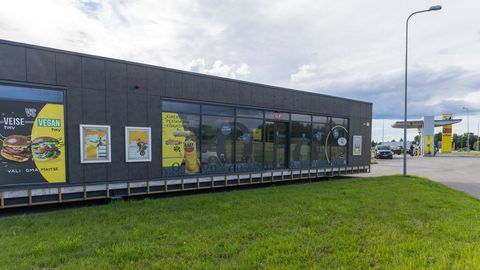 Tallinnas poole miljoni eurose trahvi hirmu põhjustanud tanklakauplus veeres Suure-Jaani