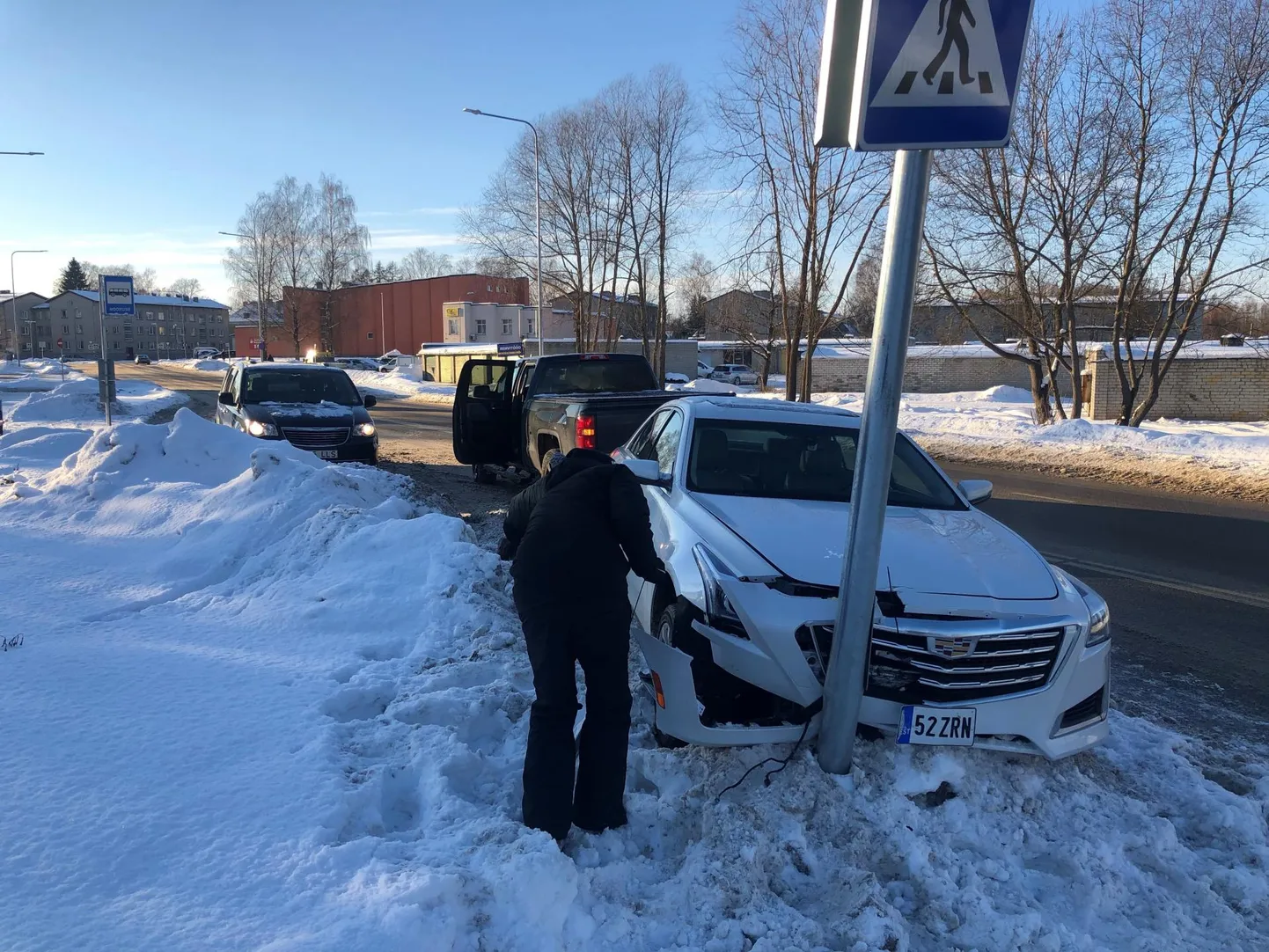 Sõiduk rammis liiklusmärki. FOTO: Tomi Saluveer
