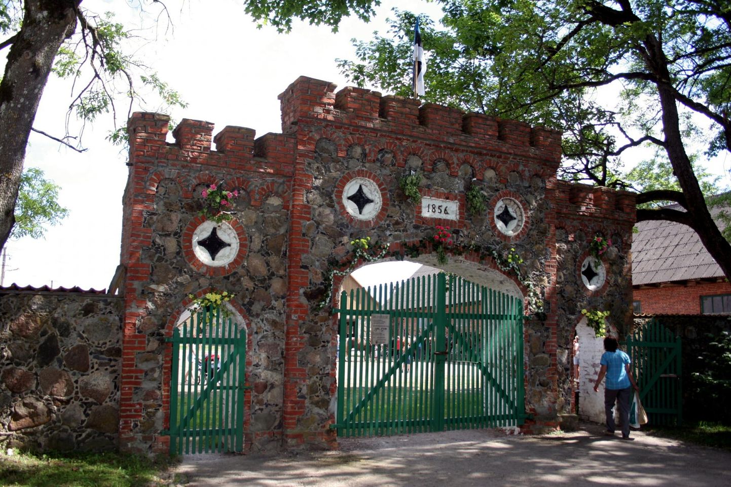 Tori hobusekasvanduse ajalooline väravakompleks. Pilt on üles võetud ­kasvanduse 150. aastapäeval.