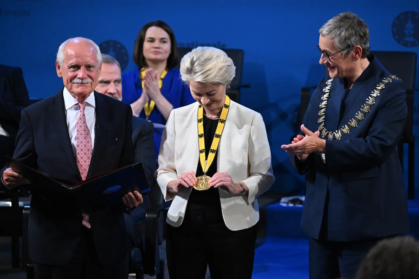 Ursula von der Leyen vaatamas 29. mail 2025 Aachenis temale Euroopa kindlakäelise ja kaugelevaatava visiooniga juhtimise eest omistatud Karl Suure medalit.