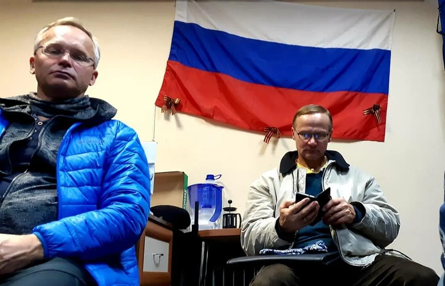 Reisiseltskond kohalikus pangas, kus oli võimalik ka trahve maksta.