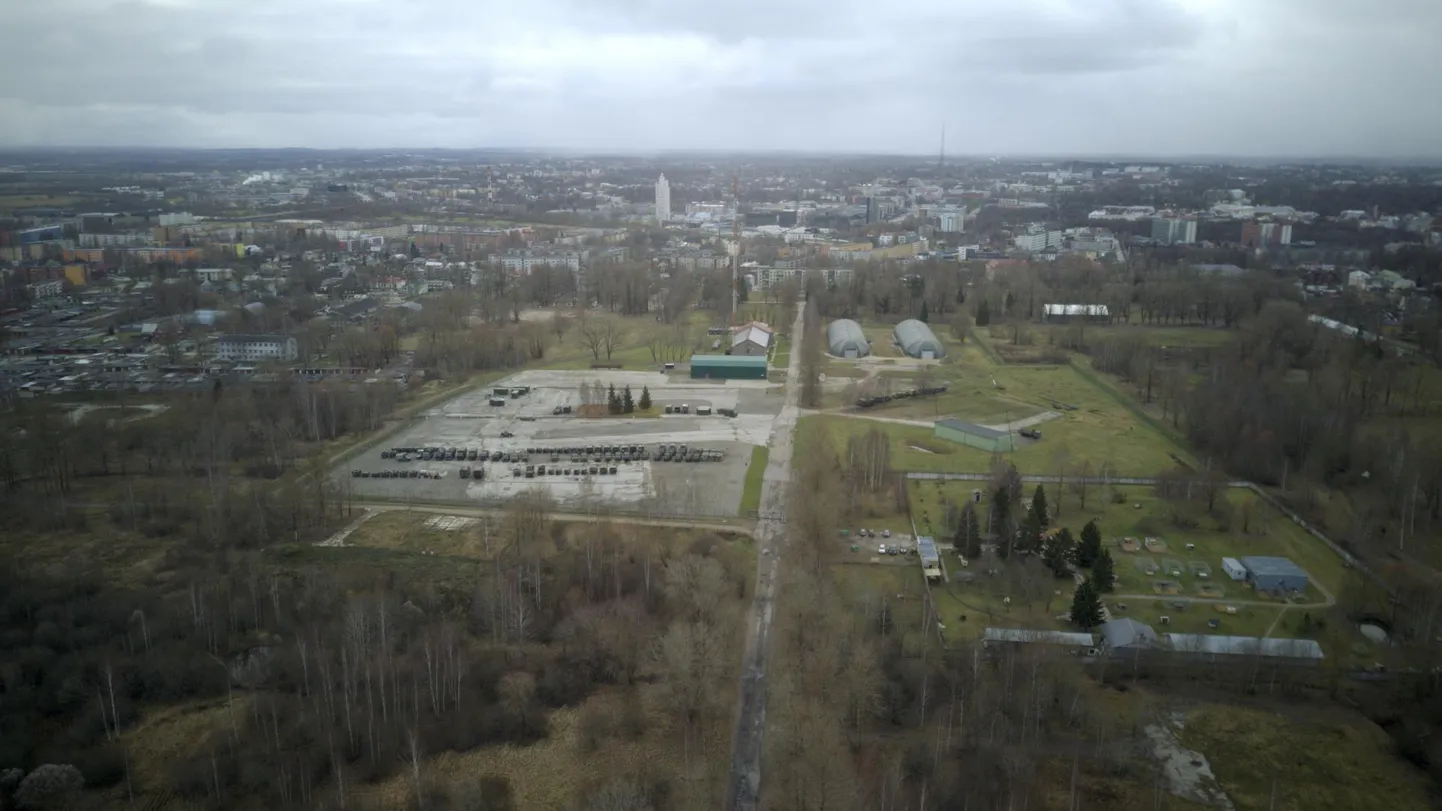 Droonivaade Raadi kaitseväelinnaku alale Muuseumi tee poolt.