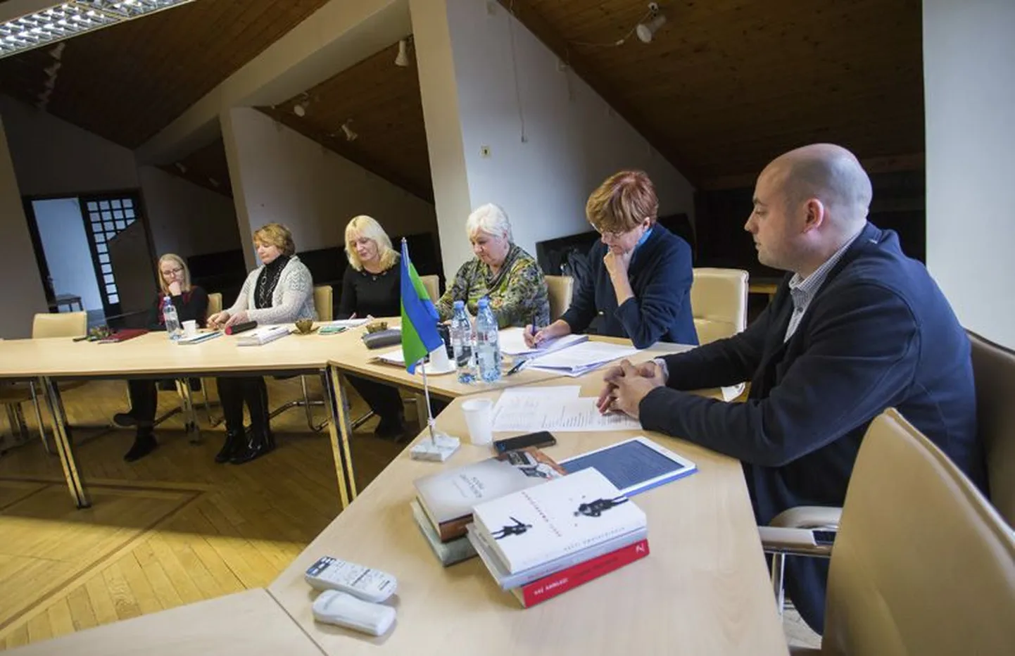 Osa žüriist: vasakult Kaili Õunapuu-Seidelberg, Juta Valvik, Ülle Rajamart, Vaike Kingsepp, Hilje Pakkanen ning Rauno Võrno.