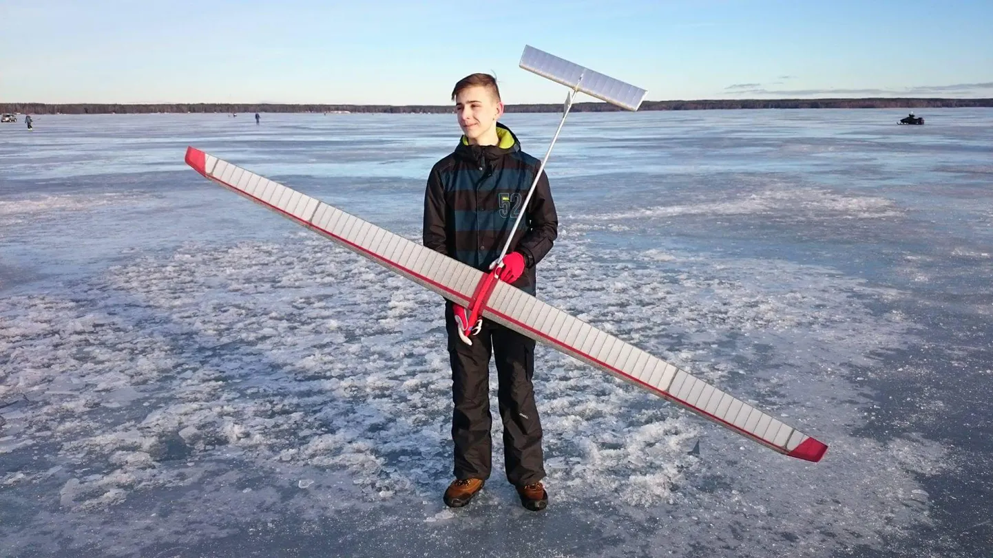 Mudellendur Gert Nulk oma mudeliga Pühajärve jääl.