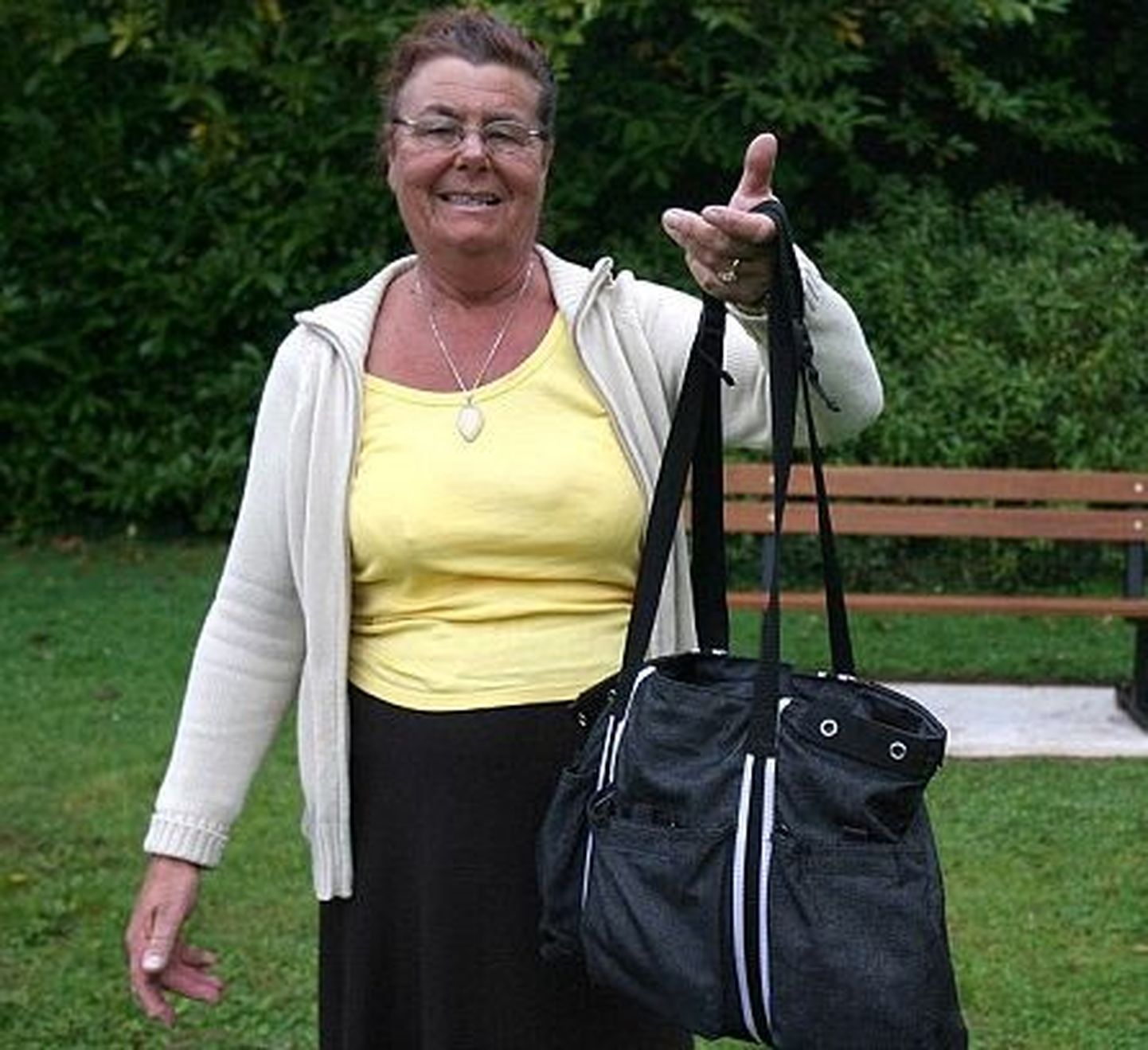 Janet Lane koos tagasisaadud kotiga
