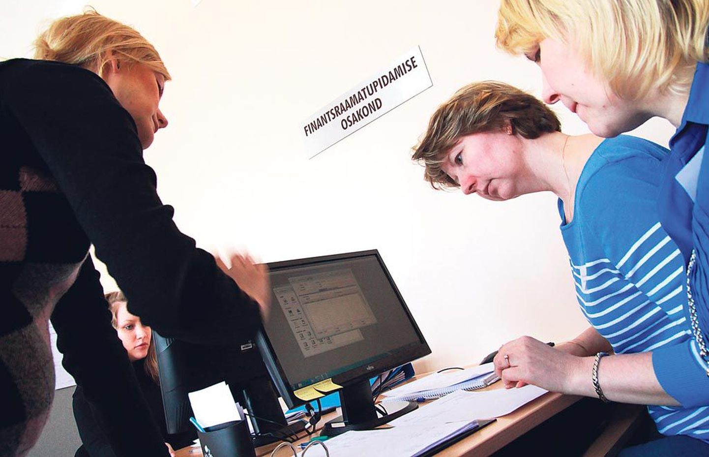Pärnu Saksa tehnoloogiakooli majandusarvestuse eriala õpilased Heili Šurõgin (vasakul), Murel Jaaniste ja Lili Jürissoo on tööl harjutusfirma finantsraamatupidamise osakonnas.