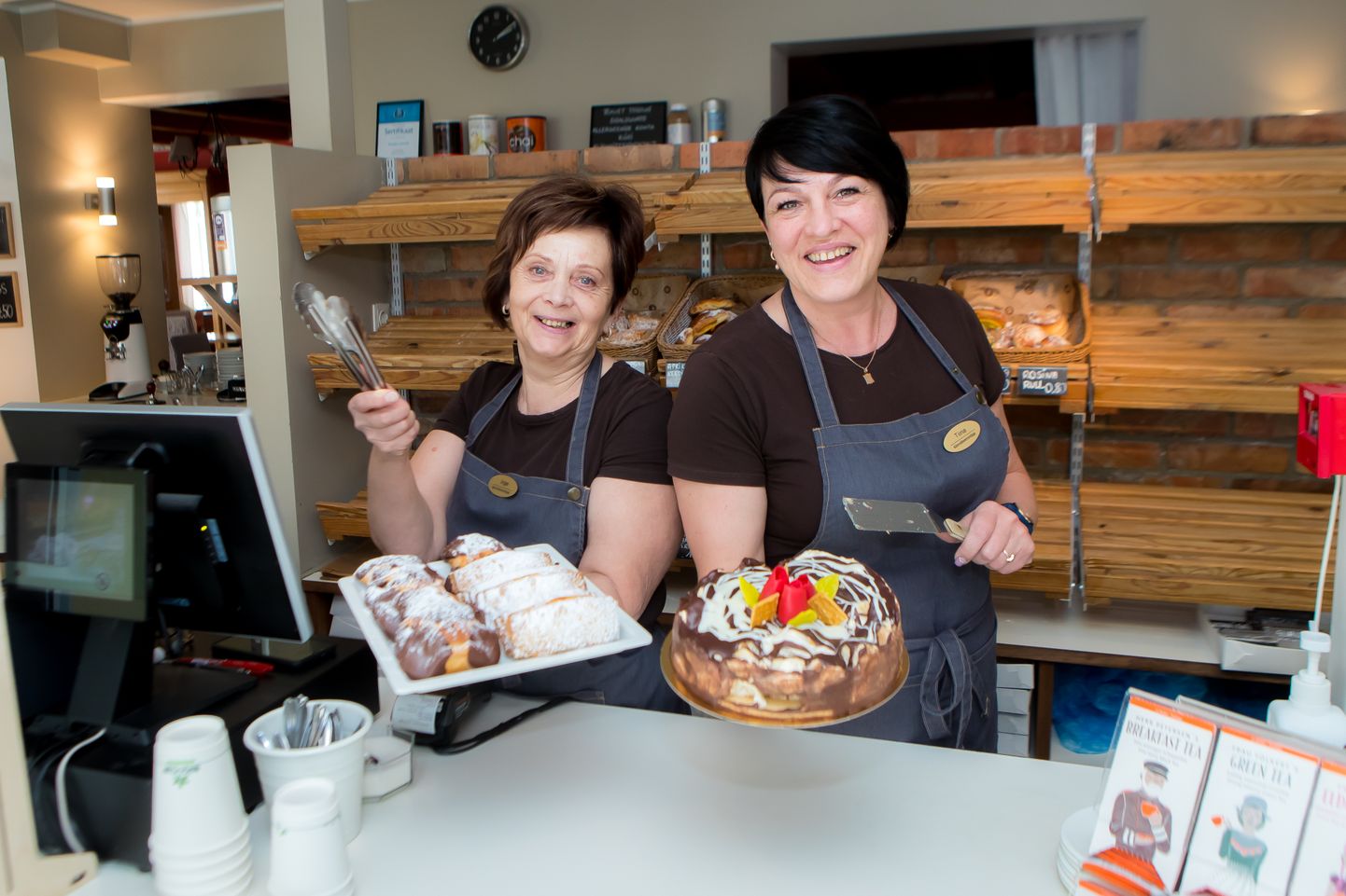 KÕIK ON OMAD: Vanalinna kohviku müüjad Inge Kirs ja Tiina Himanen panevad iga kliendi end oodatud külalisena tundma.